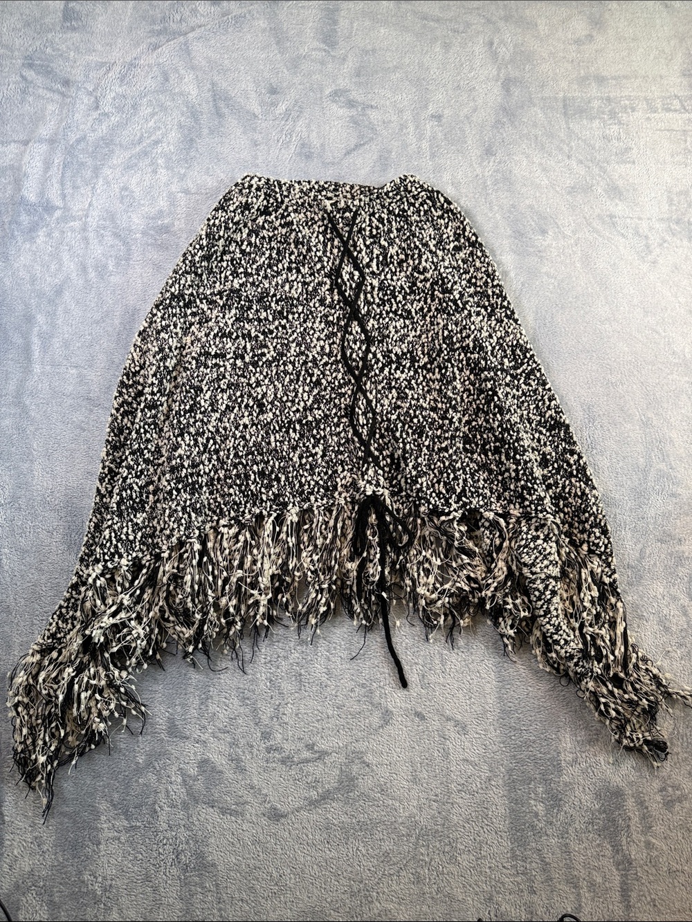 Simply Noelle Black & White Fringe Knit Shawl